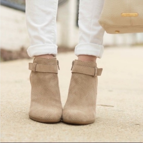 𝅺SOLE SOCIETY Perin Tan Suede Perforated Heeled Booties Boots | Size 7 - Picture 1 of 12
